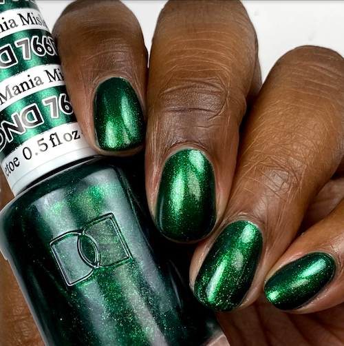 Esmalte en gel y laca DND n.° 766 Mistletoe Mania – 15 ml (0,5 fl oz) UV/LED para remojar