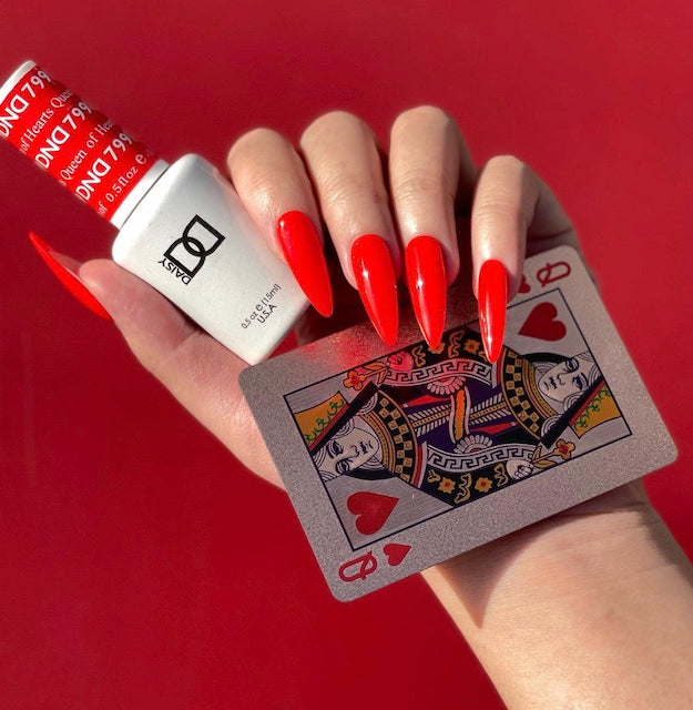 Esmalte en gel y laca DND n.° 799 Reina de Corazones – 14 ml (0,5 fl oz) UV/LED para remojar