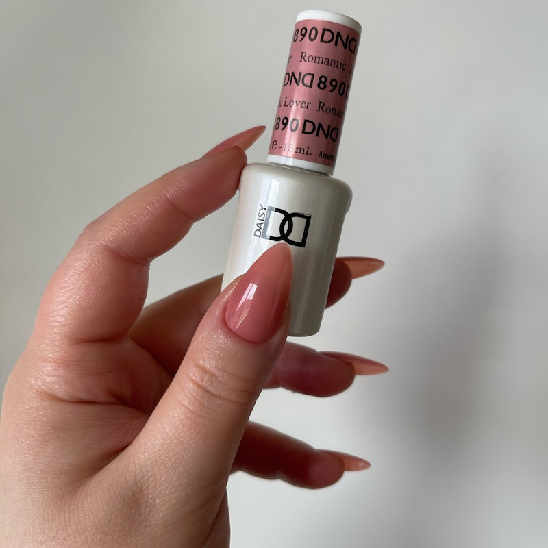 Gel y laca DND n.° 890 Romantic Lover – 14 ml (0,5 fl oz) UV/LED Soak Off